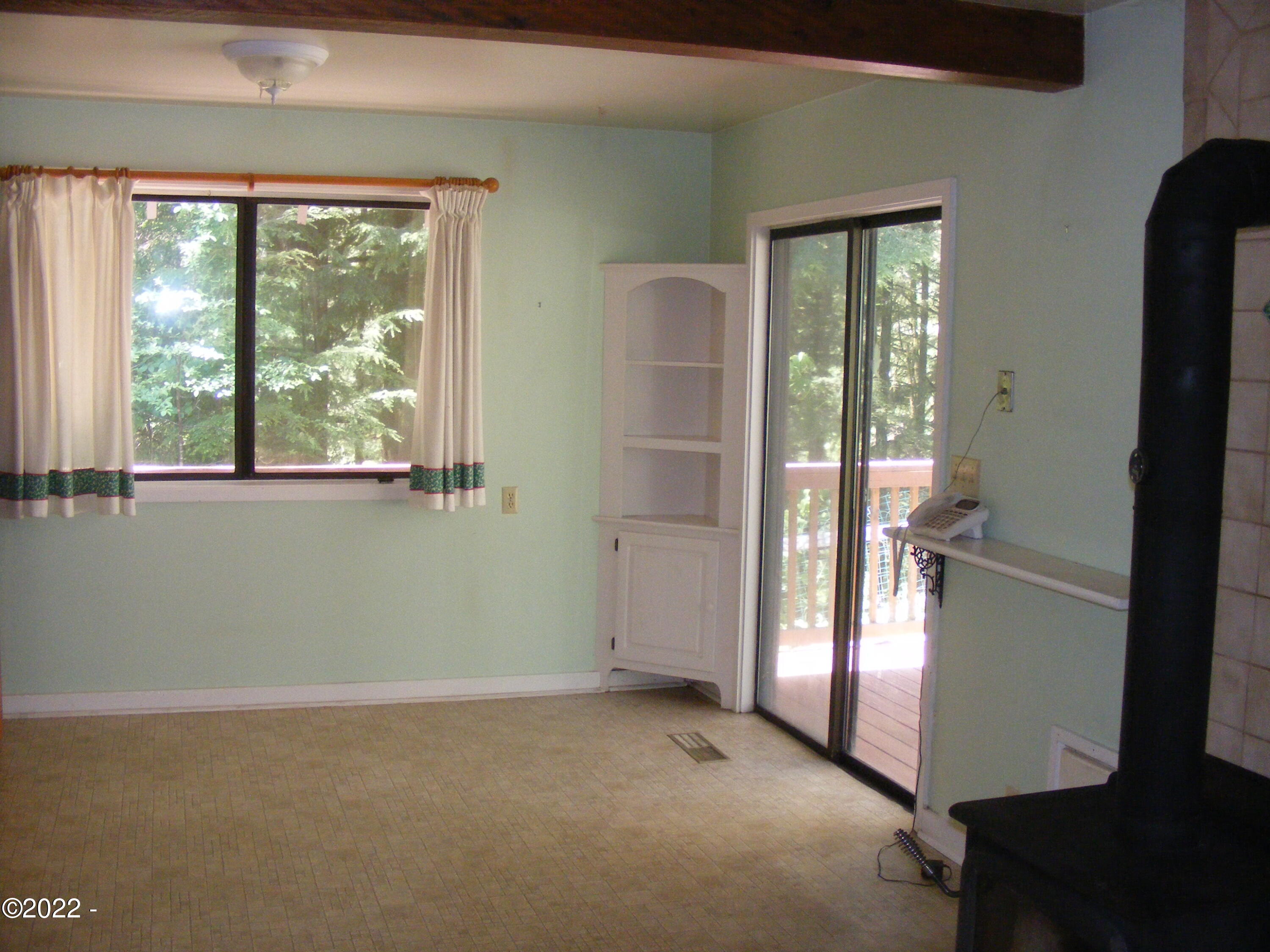 1498 Fruitvale Road Newport, OR 97365 - Photo 10 of 17 Dining area