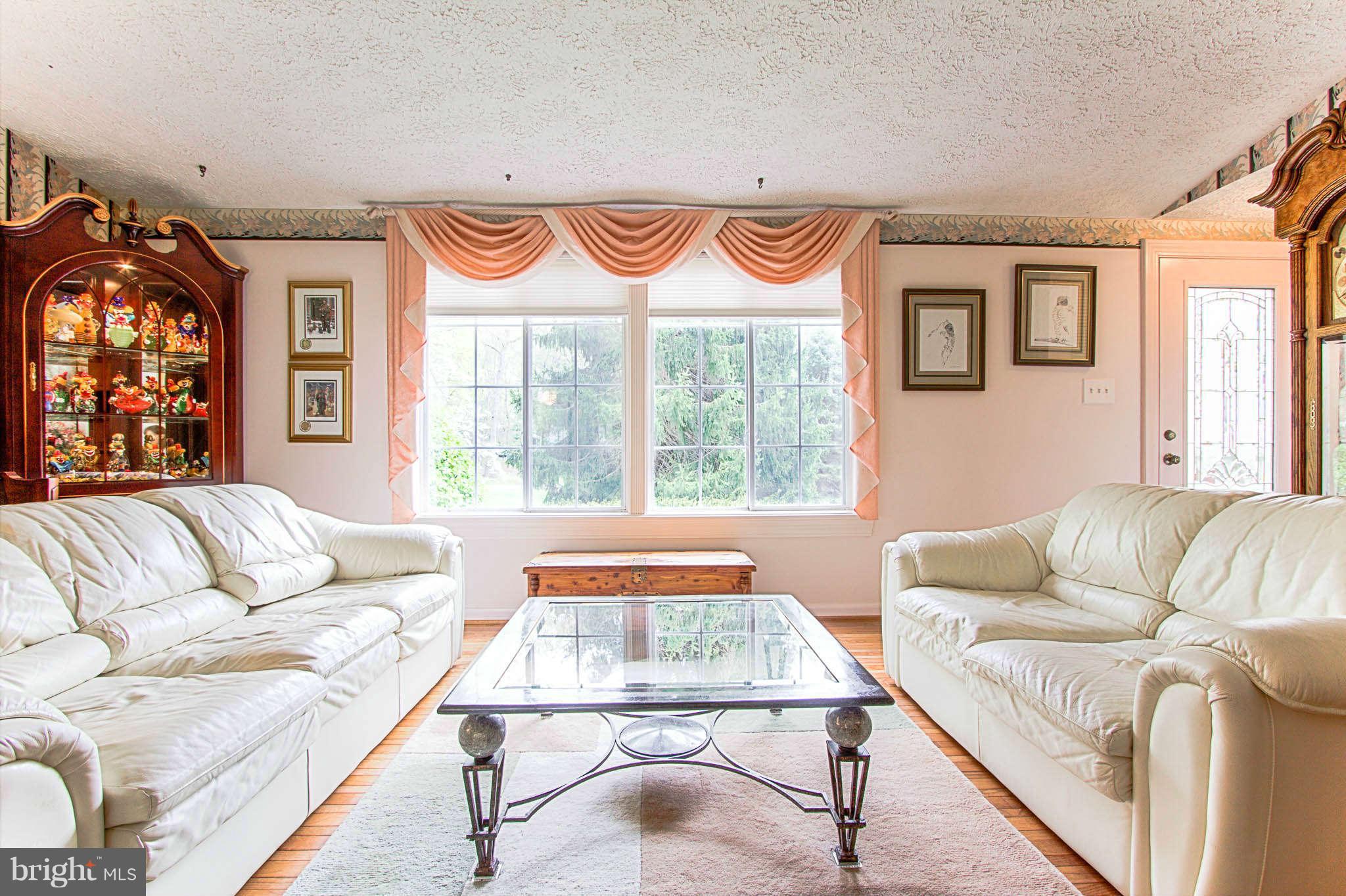 11905 Appling Valley Road Fairfax, VA 22030 - Photo 8 of 29 Living Room