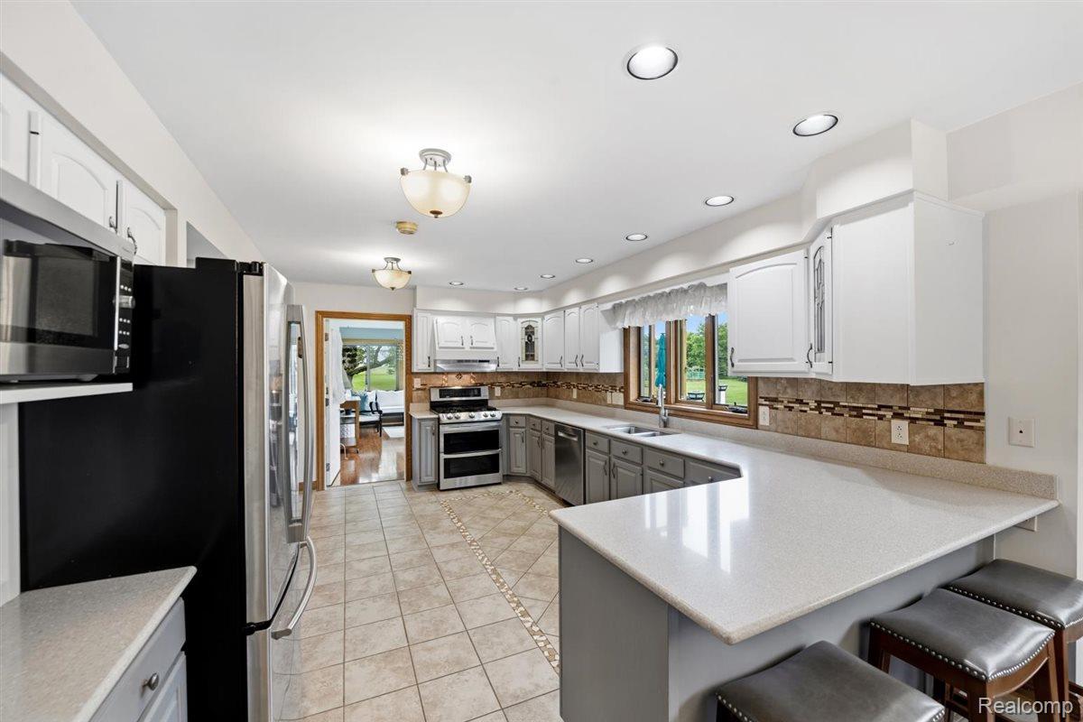 125 Olde Franklin Road Howell, MI 48855 - Photo 22 of 57 Spacious kitchen
