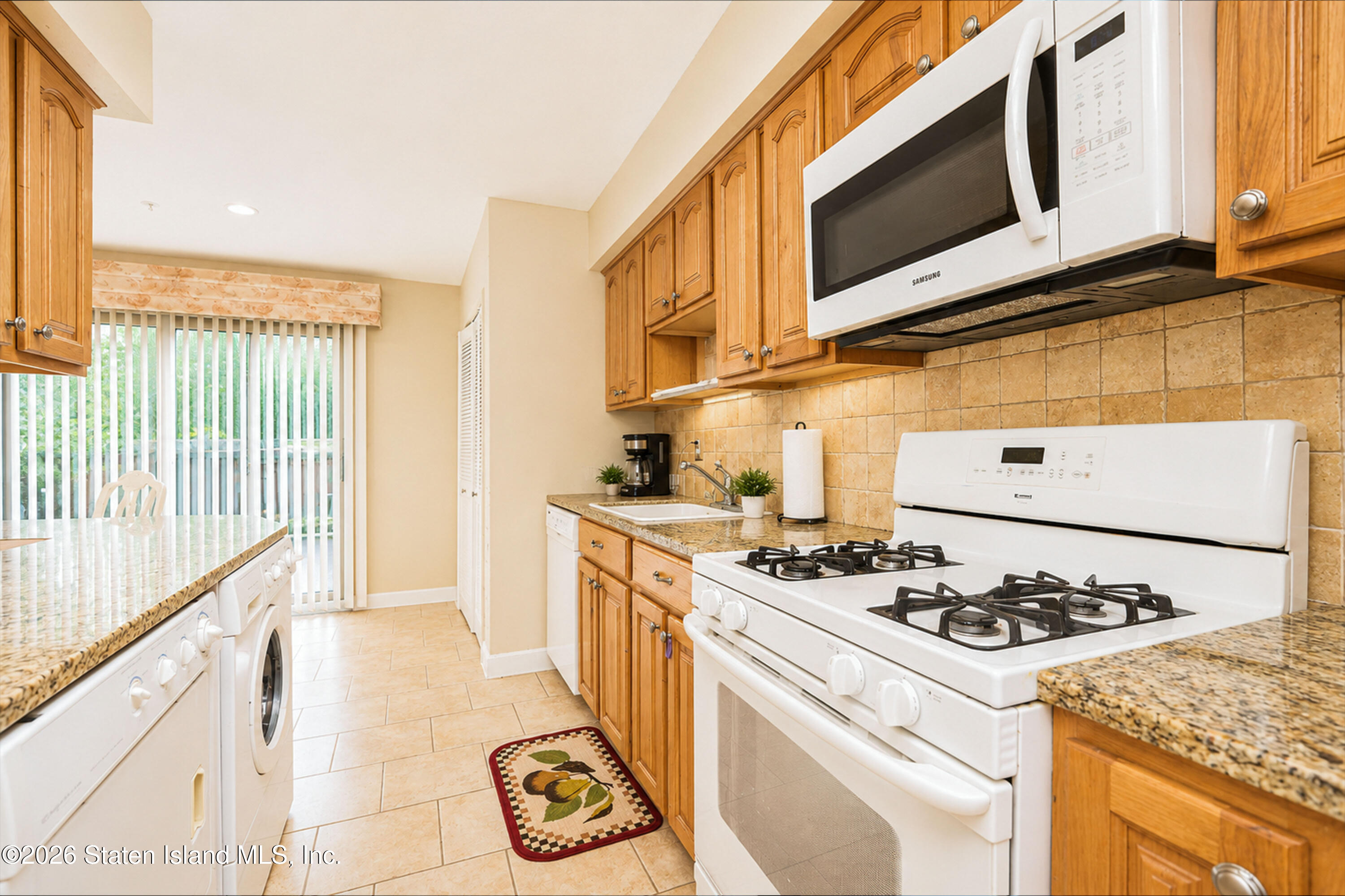 5 Redwood Loop Staten Island, NY 10309 - Photo 12 of 33 12
