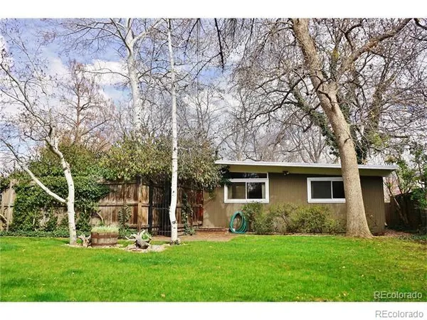 a view of a house with backyard