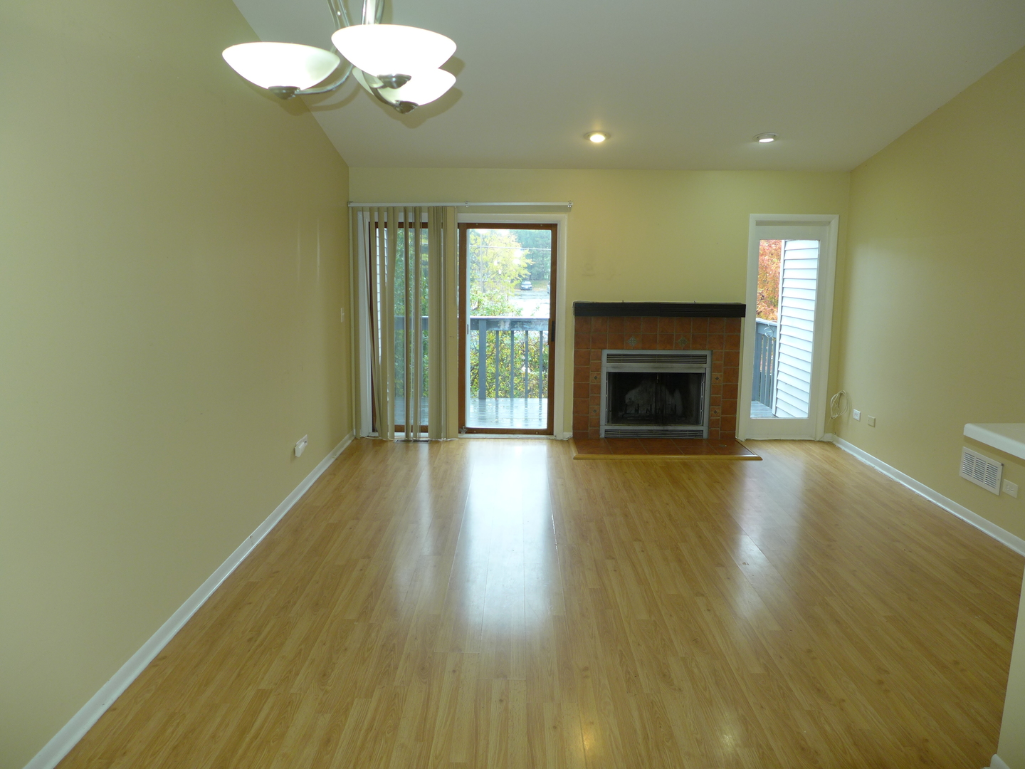 812 Maple Lane Wheeling, IL 60090 - Photo 2 of 13