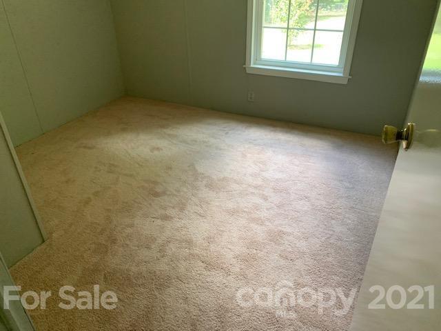 422 Ewaldz Road Blacksburg, SC 29702 - Photo 8 of 15 an empty room with a window