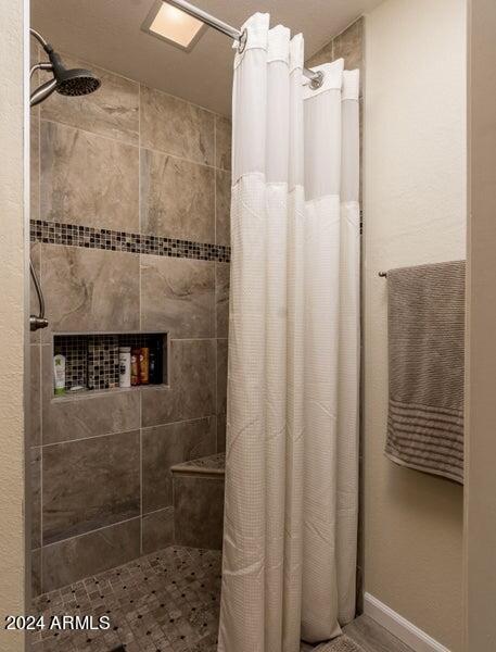 10606 North 8th Street Phoenix, AZ 85020 - Photo 17 of 25 a bathroom with a shower