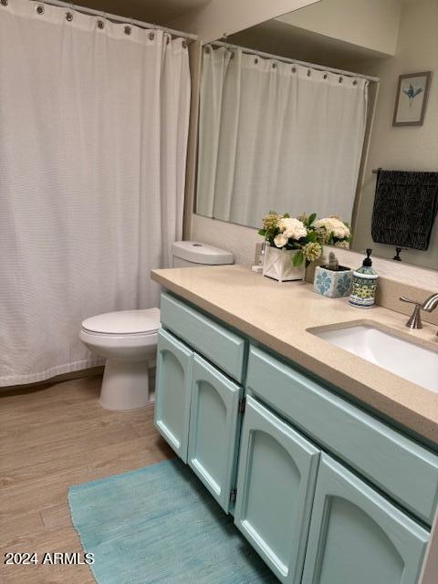 10606 North 8th Street Phoenix, AZ 85020 - Photo 19 of 25 a bathroom with a granite countertop sink and a mirror