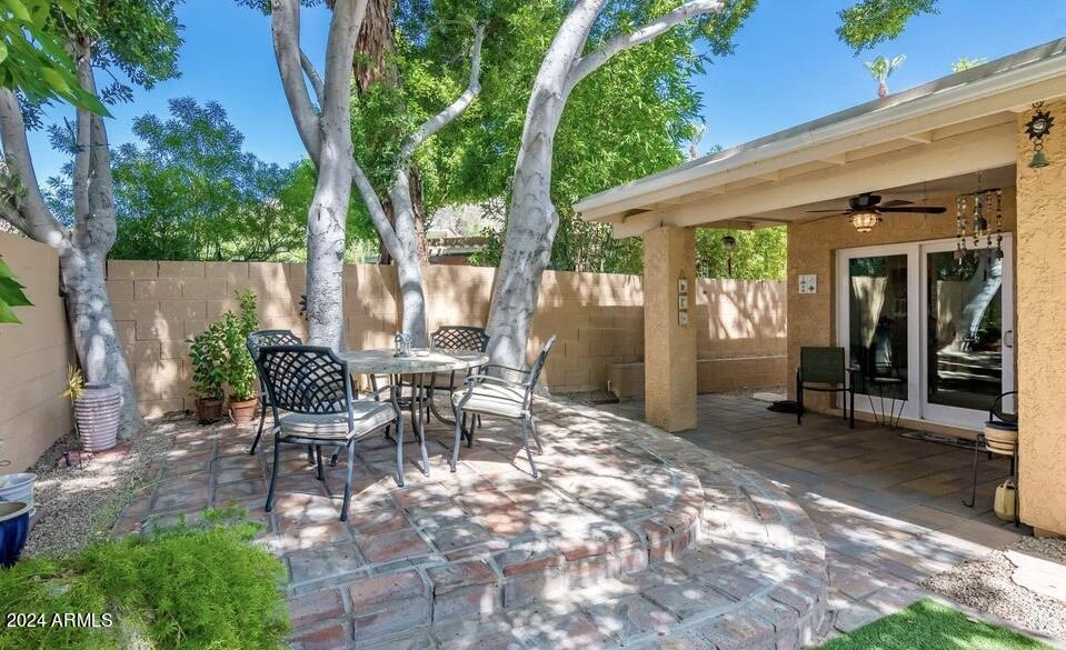 10606 North 8th Street Phoenix, AZ 85020 - Photo 23 of 25 a view of a patio with table and chairs near a garden