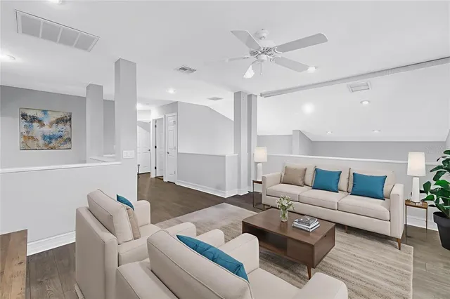 a view of livingroom with furniture