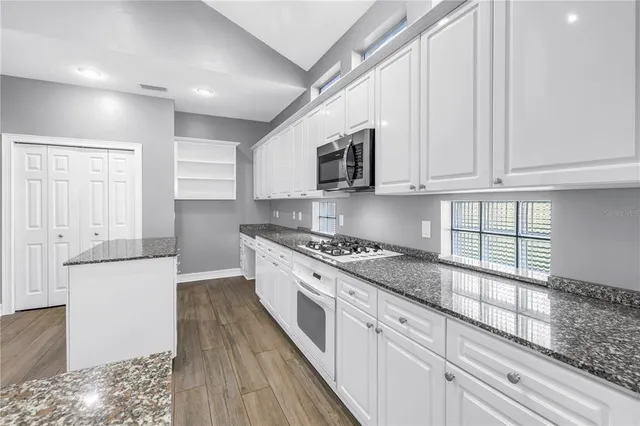 a view of yard with green space