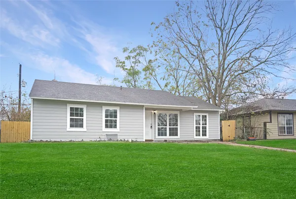 a view of a house with a backyard