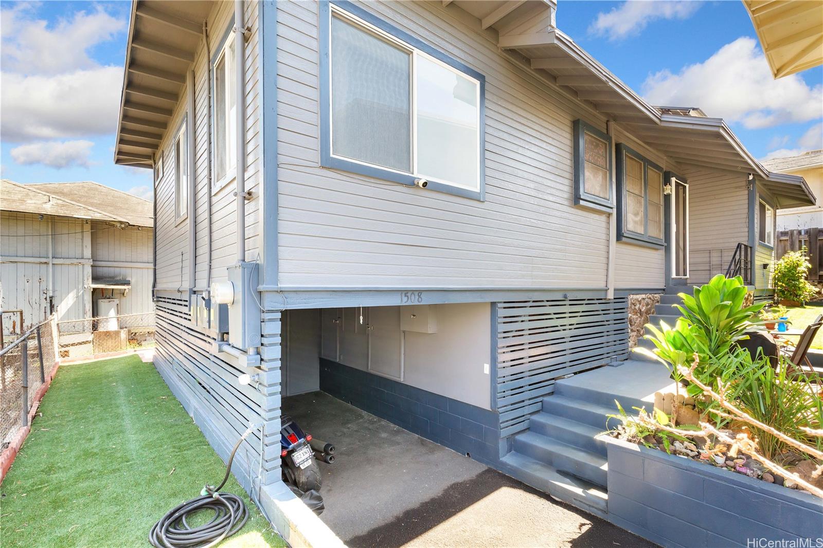 1508 Frear Street, Unit B Honolulu, HI 96813 - Photo 11 of 15 a front view of a house with garden