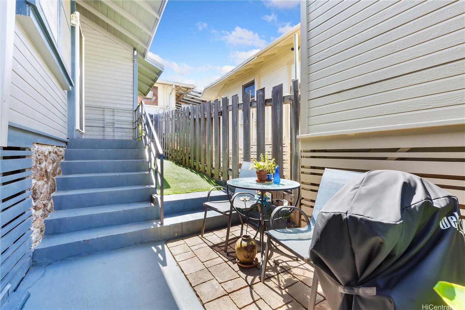 1508 Frear Street, Unit B Honolulu, HI 96813 - Photo 12 of 15 a view of balcony and patio