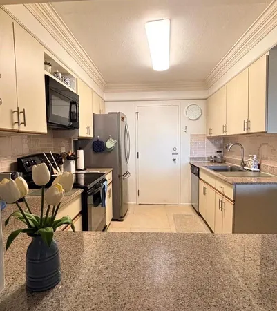 $2,300 | 800 Northeast 195th Street, Unit 605, Miami, FL 33179