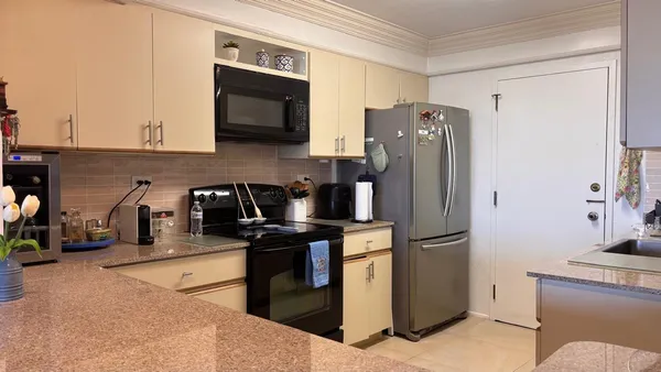 $2,300 | 800 Northeast 195th Street, Unit 605, Miami, FL 33179