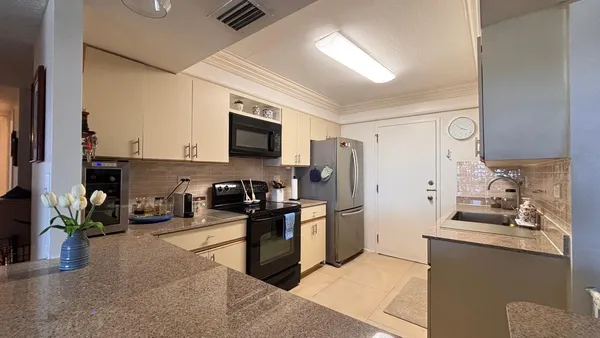 $2,300 | 800 Northeast 195th Street, Unit 605, Miami, FL 33179