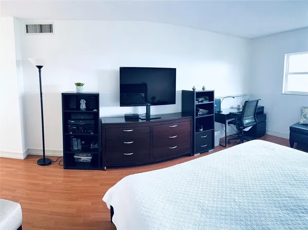 $2,300 | 800 Northeast 195th Street, Unit 605, Miami, FL 33179