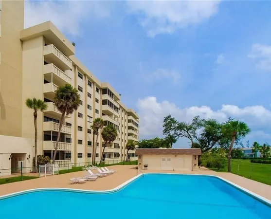 $2,300 | 800 Northeast 195th Street, Unit 605, Miami, FL 33179