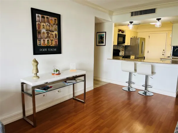 $2,300 | 800 Northeast 195th Street, Unit 605, Miami, FL 33179