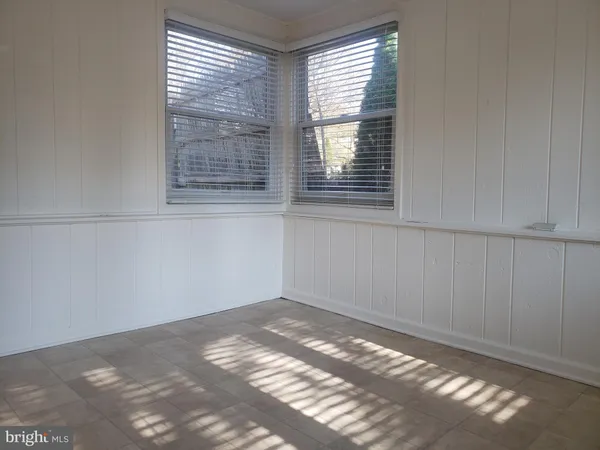 a view of empty room with window