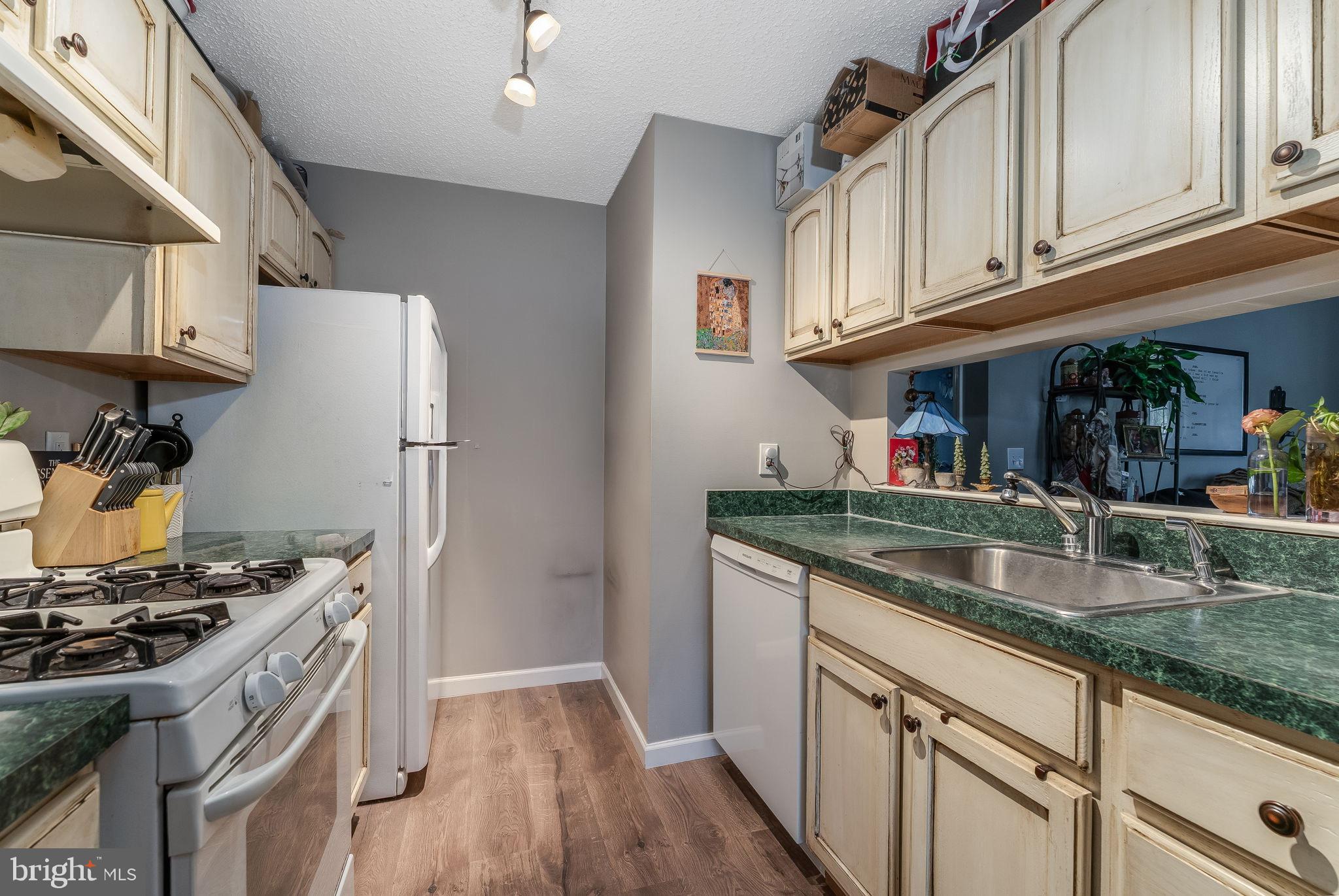 32 Azalea Circle Jackson, NJ 08527 - Photo 13 of 31 Cozy kitchen with modern touches.
