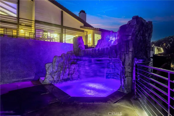 a view of entryway and kitchen