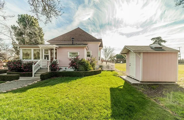 a view of a house with a backyard
