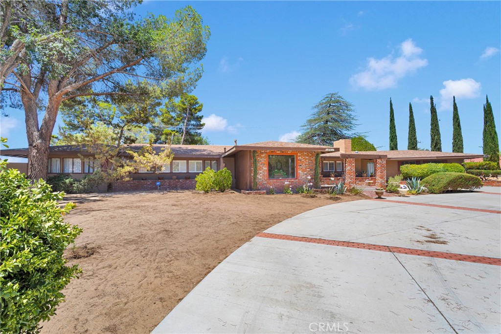 19955 Chickasaw Road Apple Valley, CA 92307 - Photo 4 of 60 a front view of a house with a garden and outdoor seating