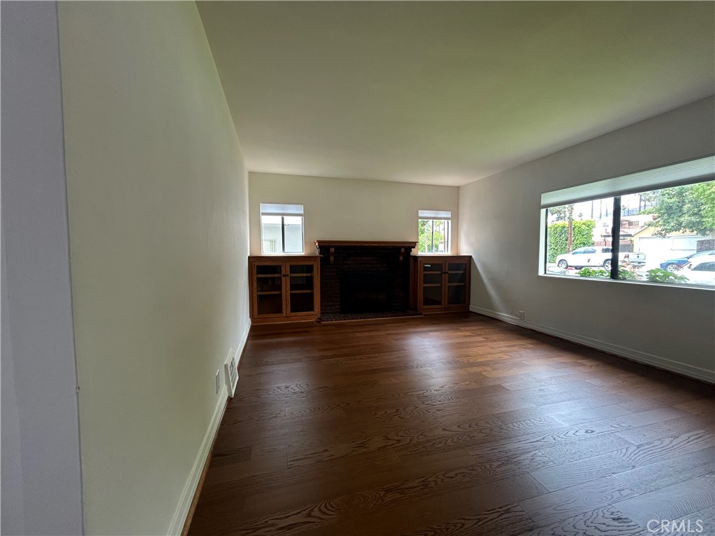 214 East Stocker Street Glendale, CA 91207 - Photo 2 of 31 Front Room