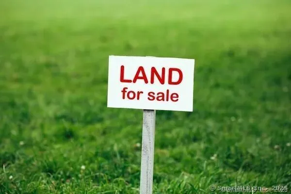 a sign of golf club on a wall