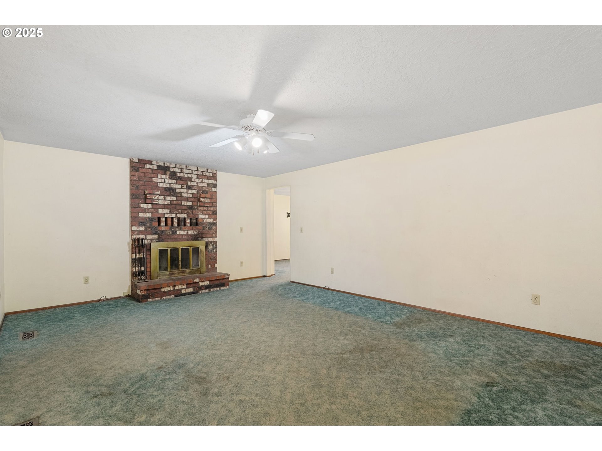 2433 Southeast Barnes Road Gresham, OR 97080 - Photo 8 of 27 a view of an empty room with a window