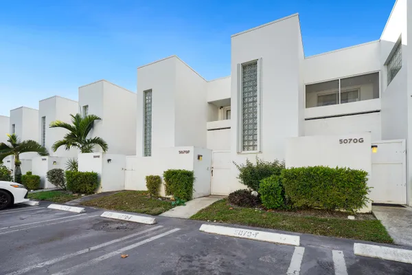 $2,100 | 5070 Elmhurst Road, Unit F, West Palm Beach, FL 33417