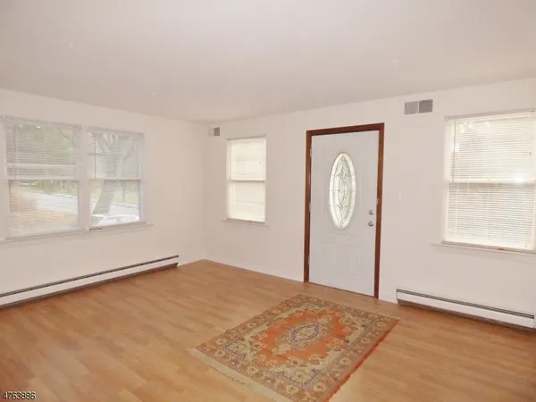 $2,400 | 8 North Glen Avenue, Mount Arlington, NJ 07856