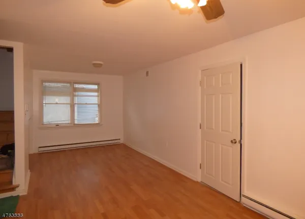 en empty room with an empty space