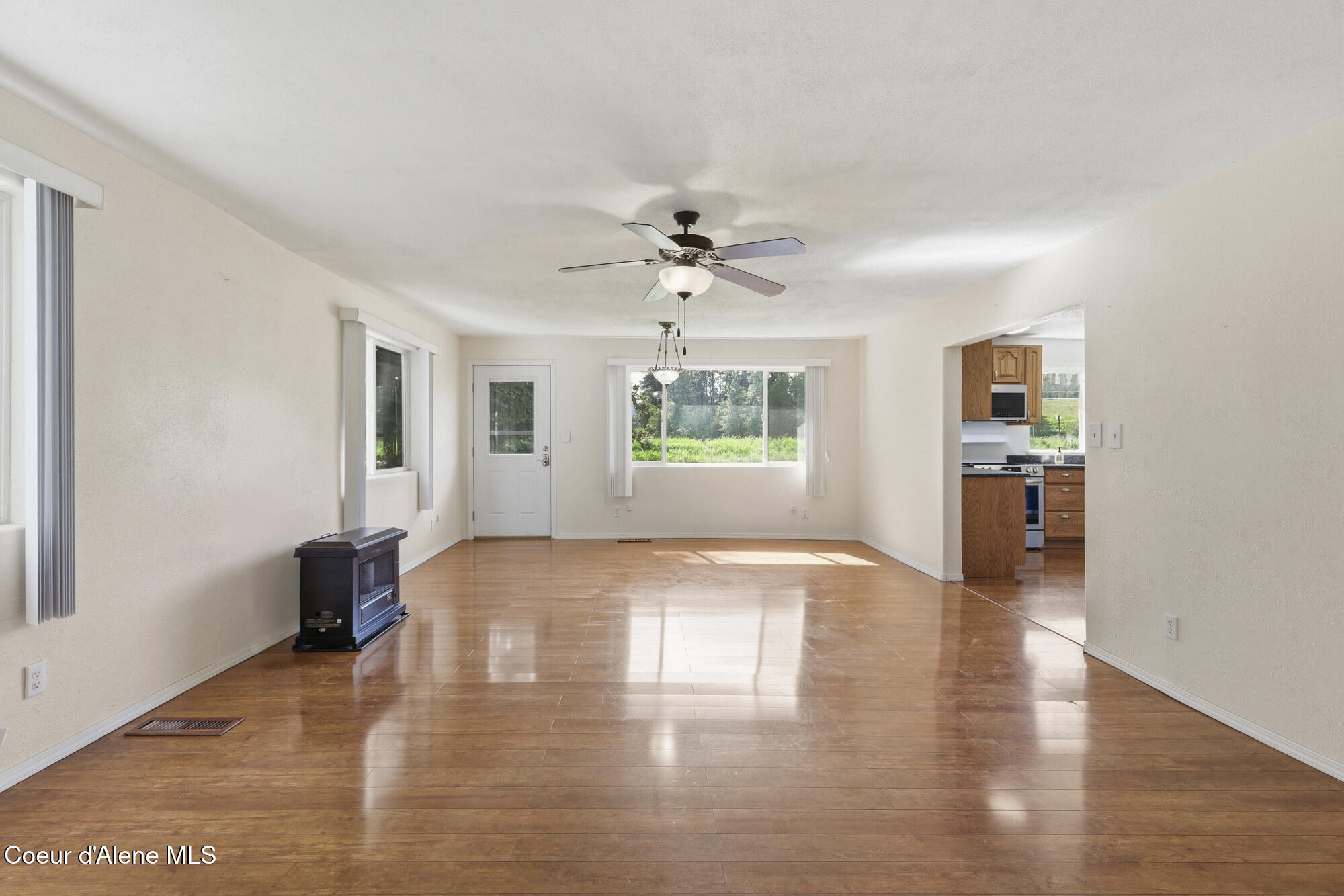 154 15th Street Plummer, ID 83851 - Photo 7 of 47 Living Room