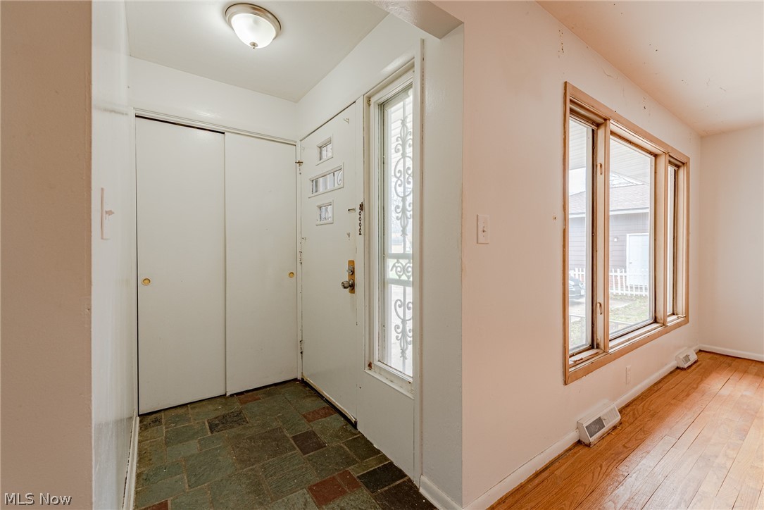 3706 Langton Road Cleveland, OH 44121 - Photo 5 of 29