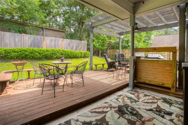 a view of a house with backyard