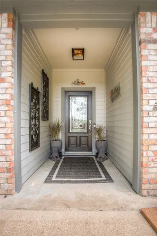 a view of an entryway with a livingroom