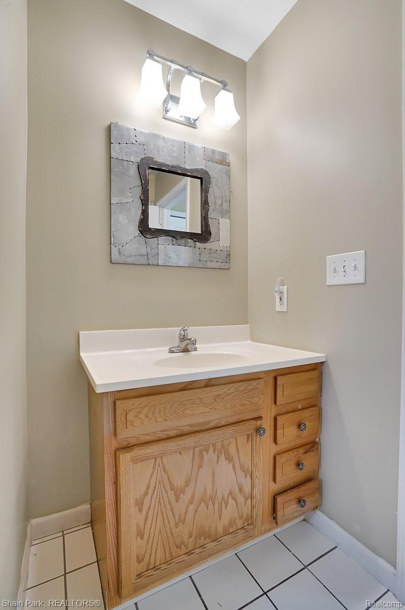 5075 Pheasant Road Waterford, MI 48327 - Photo 13 of 20 dsc03525-dsc03527.jpg