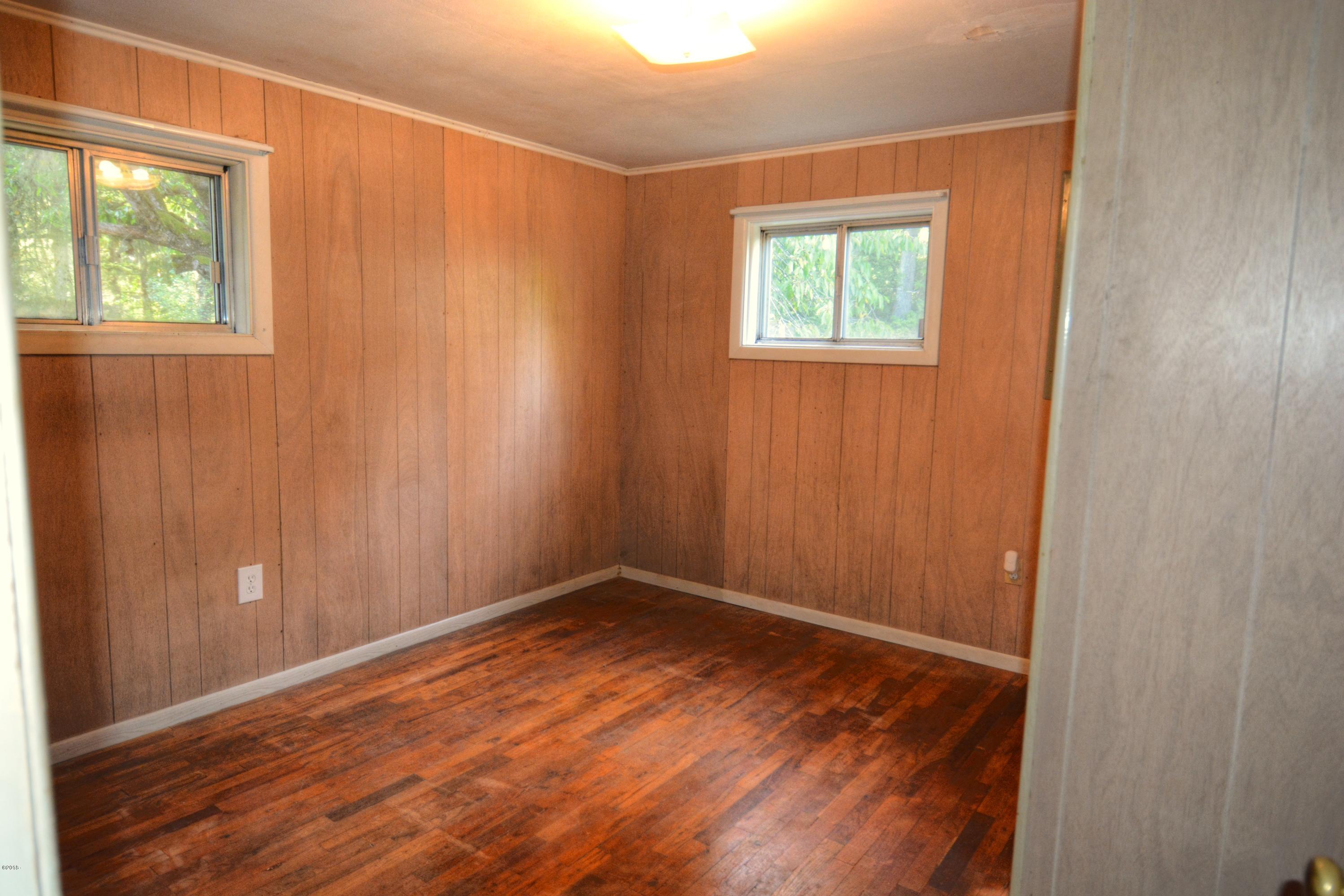 406 Elk City Road Toledo, OR 97391 - Photo 10 of 14 Bedroom1.