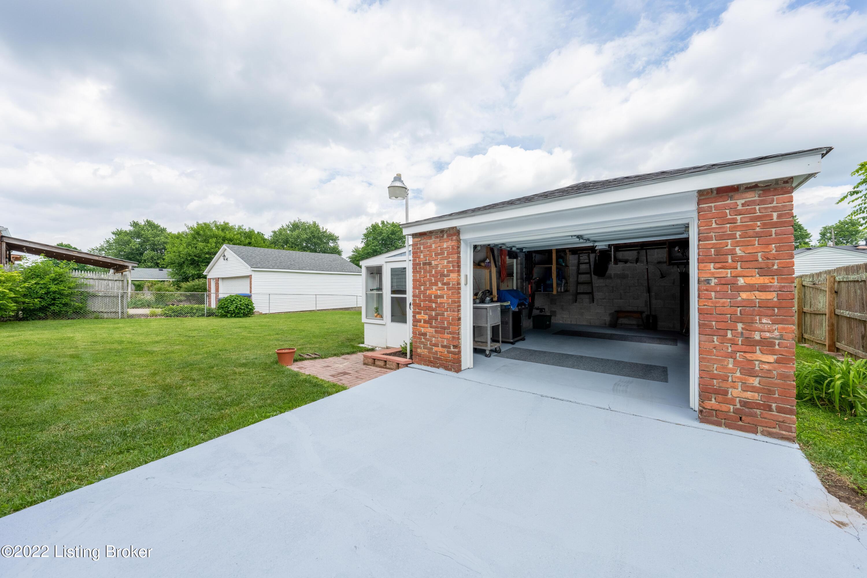9404 Fairground Road Louisville, KY 40291 - Photo 20 of 34 9404 Fairgrounds Rd-20
