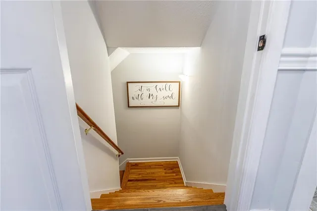 a view of a house with backyard