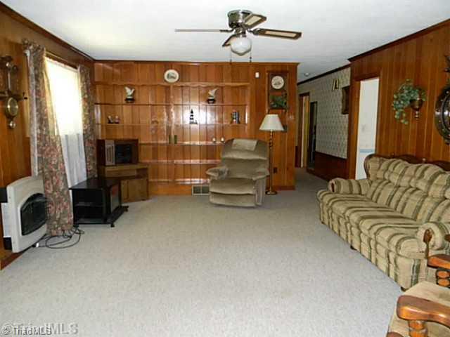 88 Biesecker Road Lexington, NC 27295 - Photo 9 of 14 Living Room.
