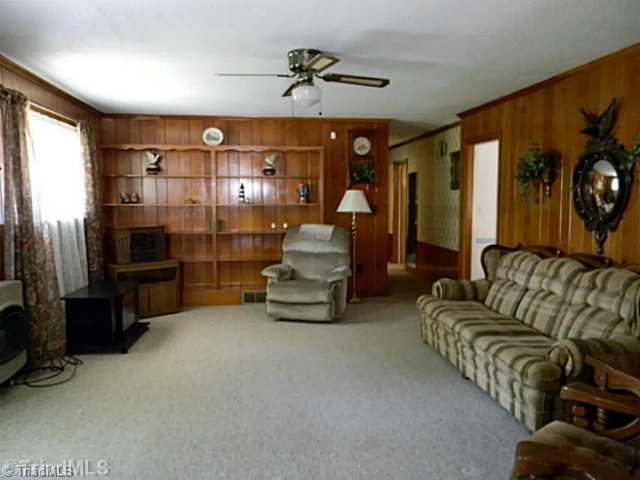 88 Biesecker Road Lexington, NC 27295 - Photo 10 of 14 Living Room. with great built-in s
