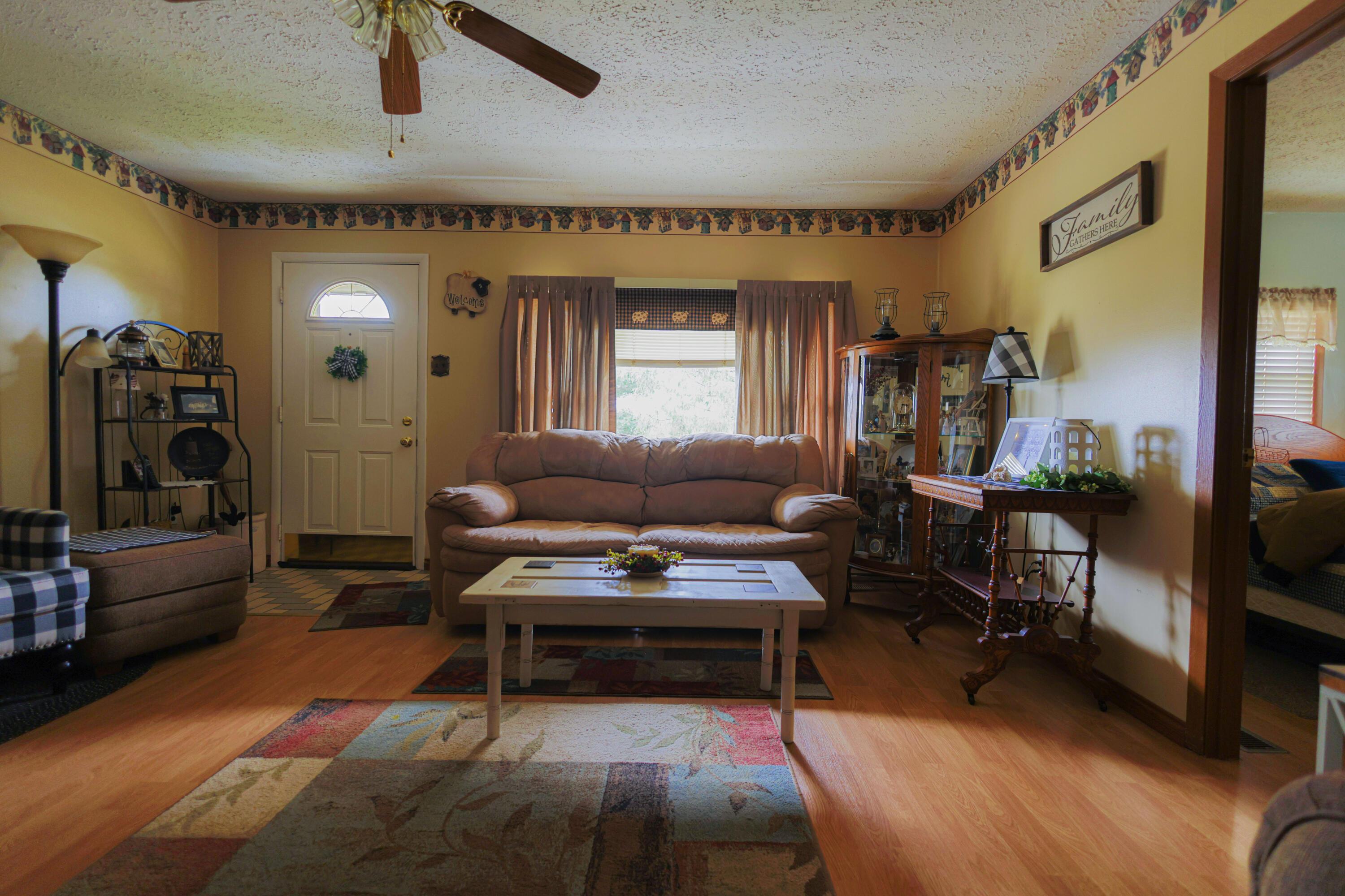 500 Ingalls Road Wellston, OH 45692 - Photo 3 of 14 3. Living Room