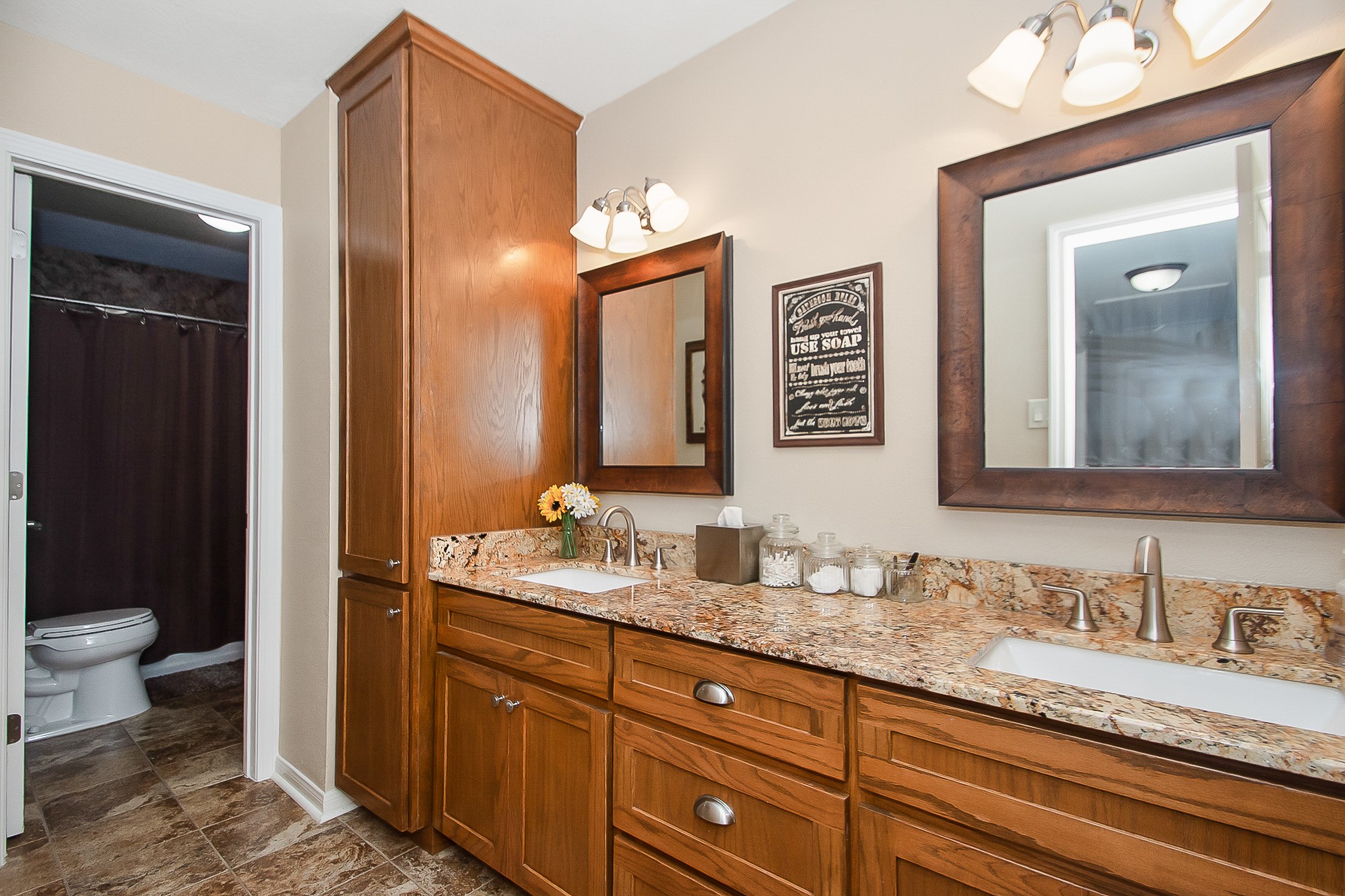 9112 Pilgrim Circle Rosharon, TX 77583 - Photo 17 of 32 second floor bathroom