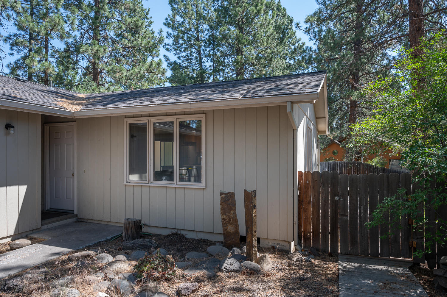 1833 Southwest Forest Ridge Avenue Bend, OR 97702 - Photo 2 of 24 1833 Forest Ridge - MLS-3858
