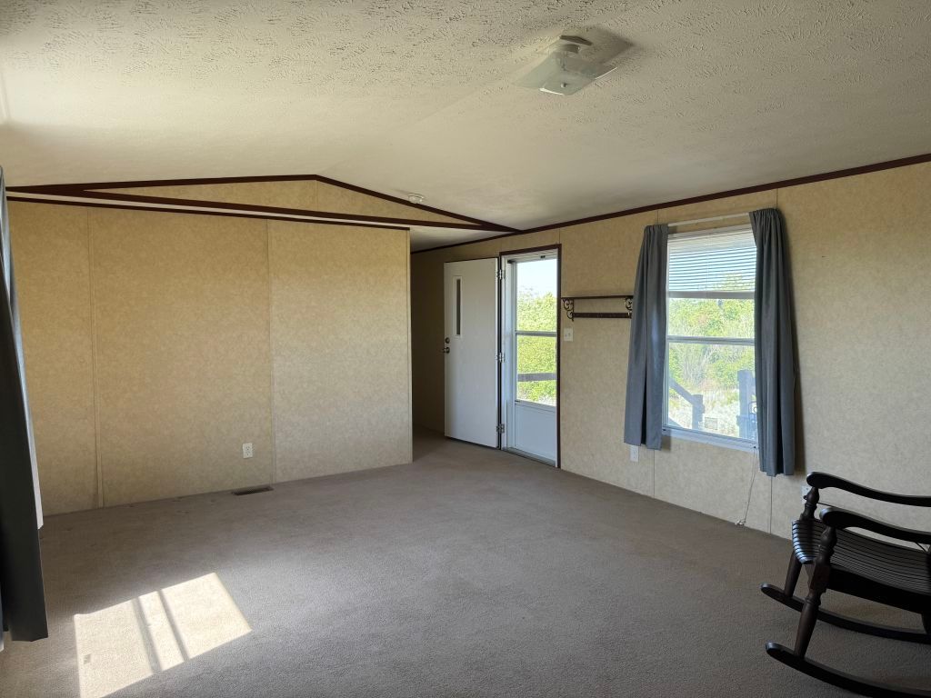 538 Cottle Town Road Smithville, TX 78957 - Photo 6 of 38 an empty room with windows and closet