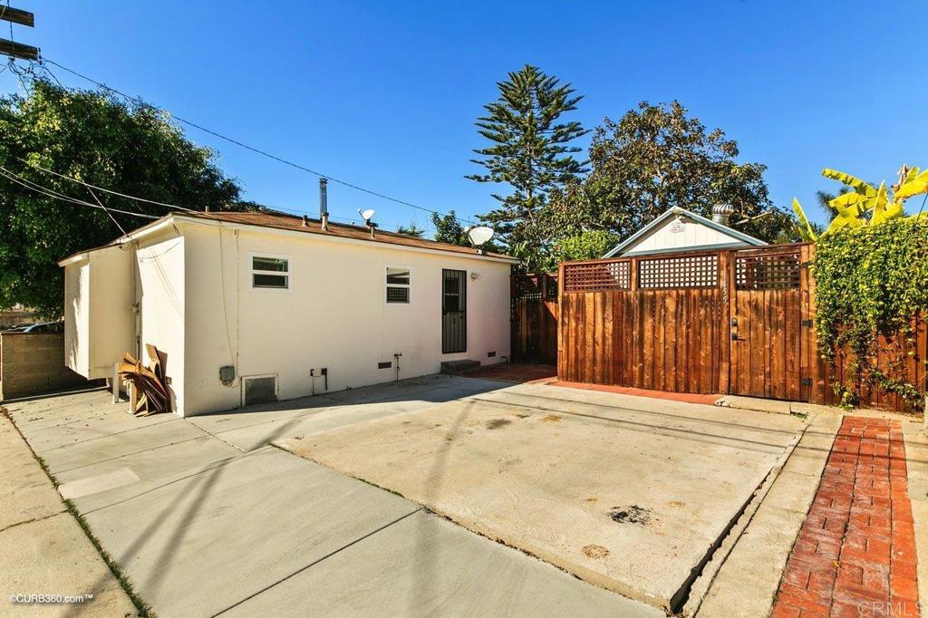 1453-1455 Thomas Avenue San Diego, CA 92109 - Photo 36 of 37 a backyard of a house