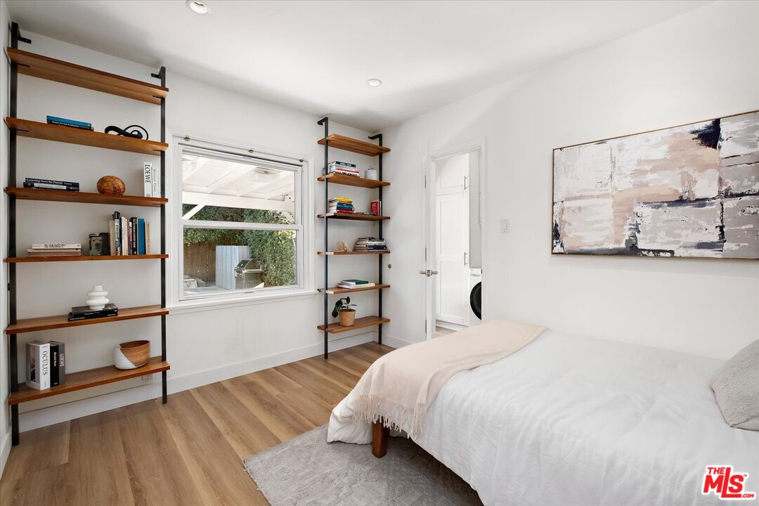 10944 Stever Street Culver City, CA 90230 - Photo 19 of 25 a bedroom with a large bed and a window