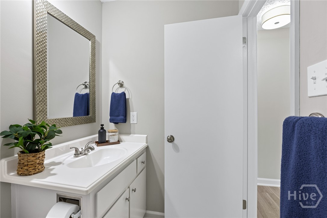 1106 Oakleaf Drive Savannah, GA 31410 - Photo 21 of 30 Hall bathroom