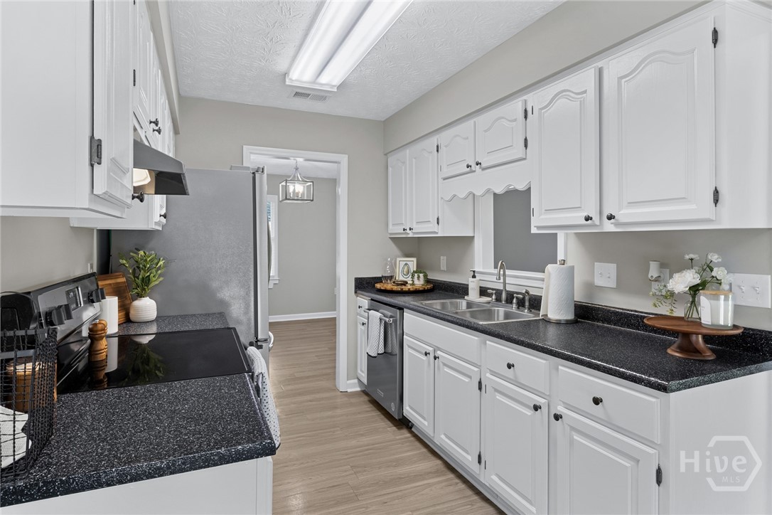 1106 Oakleaf Drive Savannah, GA 31410 - Photo 9 of 30 Kitchen